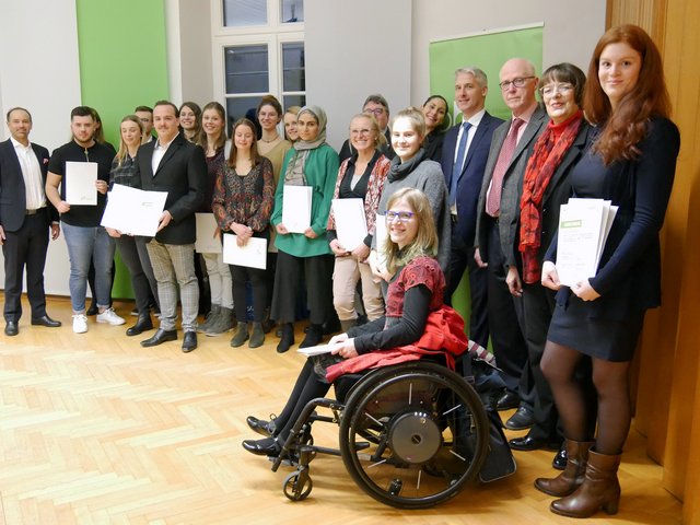 Die Deutschlandstipendiatinnen und Deutschlandstipendiaten mit ihren Stiftern. Foto: Stefanie Krämer/Pädagogische Hochschule Karlsruhe