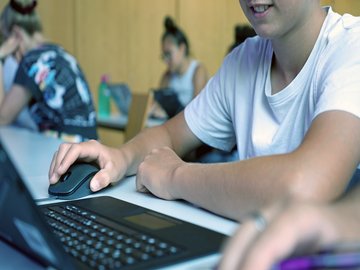 Begeisterung für technische Bildung wecken: Schüler:innen und Studierende beim CAD-Konstruieren im neuen Lehr-Lern-Labor Technik der Pädagogischen Hochschule Karlsruhe. Foto: PHKA/Thelen