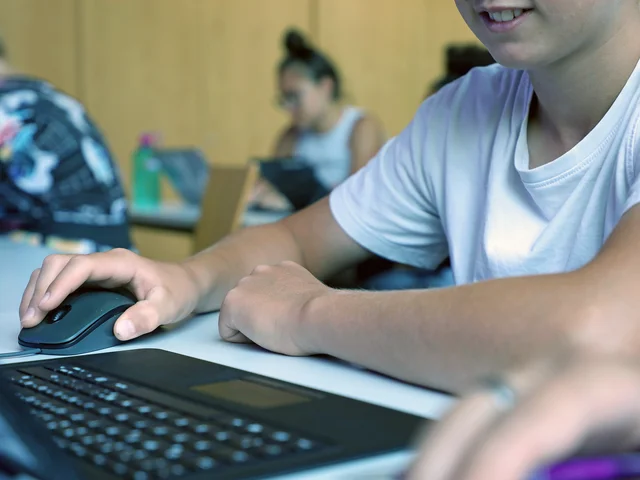 Begeisterung für technische Bildung wecken: Schüler:innen und Studierende beim CAD-Konstruieren im neuen Lehr-Lern-Labor Technik der Pädagogischen Hochschule Karlsruhe. Foto: PHKA/Thelen © Die kostenfreie Verwendung des Fotos ist ausschließlich für journalistische Zwecke in Verbindung mit der Pressemitteilung sowie unter Angabe der Quelle gestattet. 