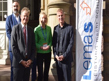 Jan A. Wohlgemuth, Ministerium für Kultus, Jugend und Sport; Prof. Dr. Thomas Riecke-Baulecke, Präsident des Zentrums für Schulqualität und Lehrerbildung; Prof. Dr. Gabriele Weigand, Koordinatorin des Forschungsverbunds LemaS-Transfer, und Daniel Hager-Mann, Ministerialdirektor im Ministerium für Kultus, Jugend und Sport Baden-Württemberg (v.l.n.r.) vor dem Johann-Gottlieb-Tulla-Hörsaal des Karlsruher Instituts  für Technologie (KIT). Bildquelle: Solveig Lechner/LemaS-Transfer