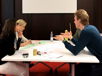 Gemeinsame Arbeit und Austausch zum Transfervorhaben von „Leistung macht Schule“. Foto: LemaS