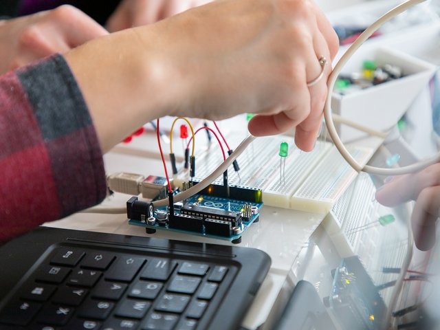 Traumjob Informatiklehrerin: Beim Studieninfotag an der Pädagogischen Hochschule Karlsruhe Minicomputer ausprobieren und Programme schreiben.  Foto: Tilman Binz / Pädagogische  Hochschule Karlsruhe