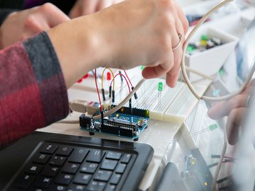 Traumjob Informatiklehrerin: Beim Studieninfotag an der Pädagogischen Hochschule Karlsruhe Minicomputer ausprobieren und Programme schreiben.  Foto: Tilman Binz / Pädagogische  Hochschule Karlsruhe