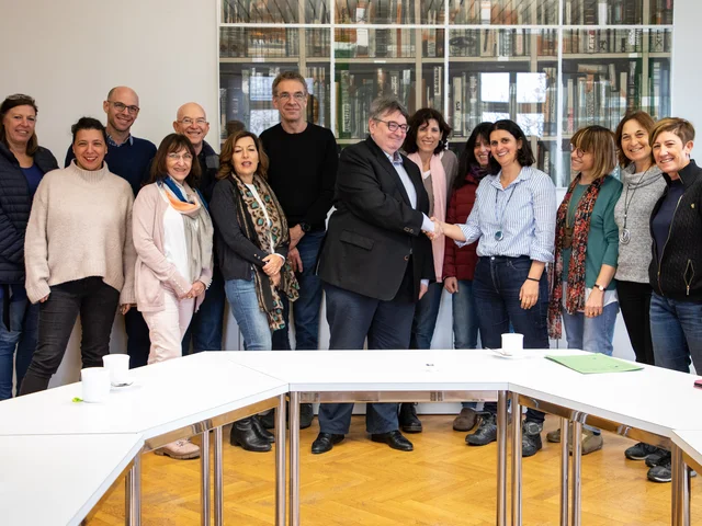 Herzlich willkommen: Rektor Prof. Dr. Klaus Peter Rippe (Mitte) begrüßte Rinat Arviv-Elyashiv (4.v.r.) und die Kolleginnen und Kollegen vom Kibbutzim  College of Education, Technology and The Arts in Tel Aviv. Foto: Tilman Binz/Pädagogische Hochschule Karlsruhe
