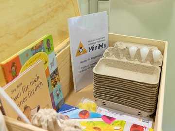 Materialkiste mit Spielen, Büchern und Begleitheft. Foto: Roxane Fijean/Pädagogische Hochschule Karlsruhe