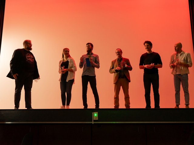 Gelungene Premiere: Die fünf PHKA-Slamer:innen und Moderator Philipp Schrögel (l.) Foto: Roxane Fijean/PHKA