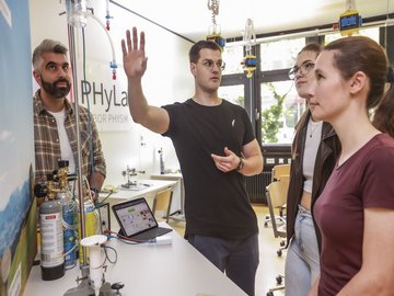 Wie nimmt Kohlendioxid Wärmestrahlung auf? Versuchsaufbau im PHKA-Lehr-Lern-Labor Physik. Foto: Fabry/PHKA