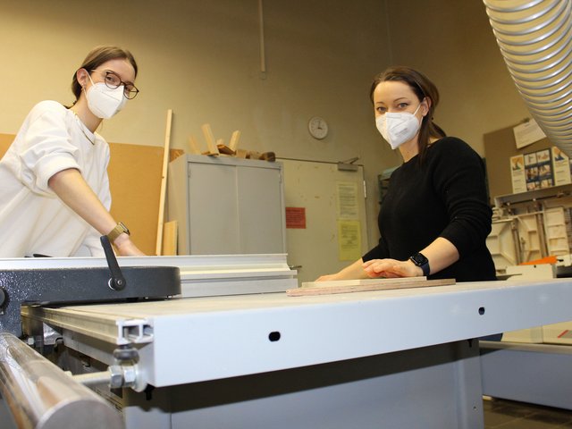 Machen an der PHKA im Fach Technik ihren Maschinenschein: Die Lehramtsstudentinnen Alisa Schuff (l.) und Petra Dörr. Foto: PHKA