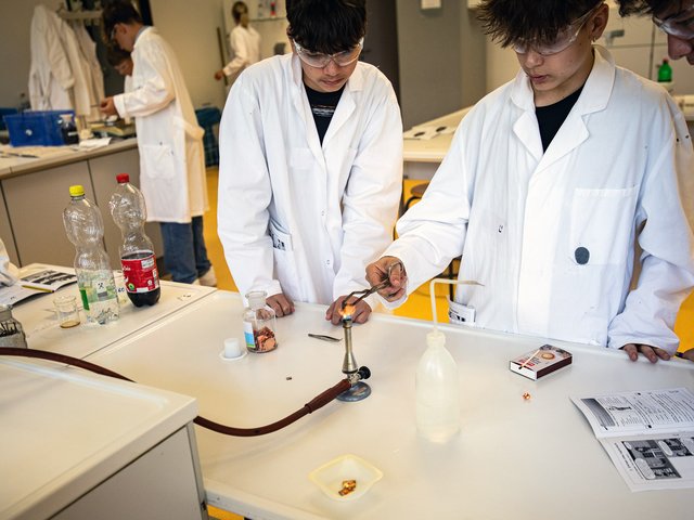 Schüler experimentieren im Rahmen eines Angebots des Lehr-Lern-Labors makeScience! Foto: Joel Frank/Pädagogische Hochschule Karlsruhe