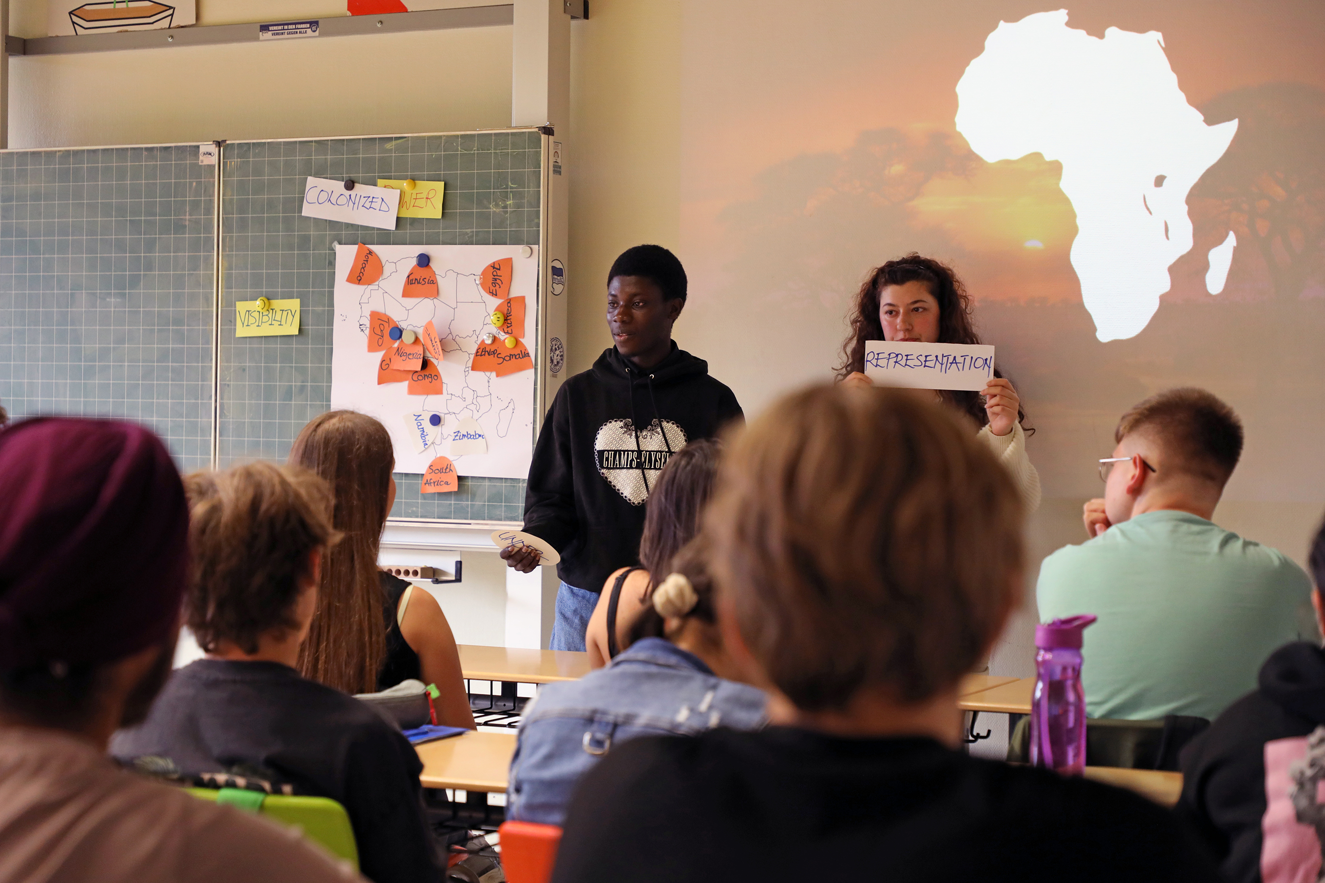 Dekolonial Englisch unterrichten: Studierendentandem in der Internationalen Klasse der Sophie-Scholl-Realschule Karlsruhe. Foto: PHKA/Thelen