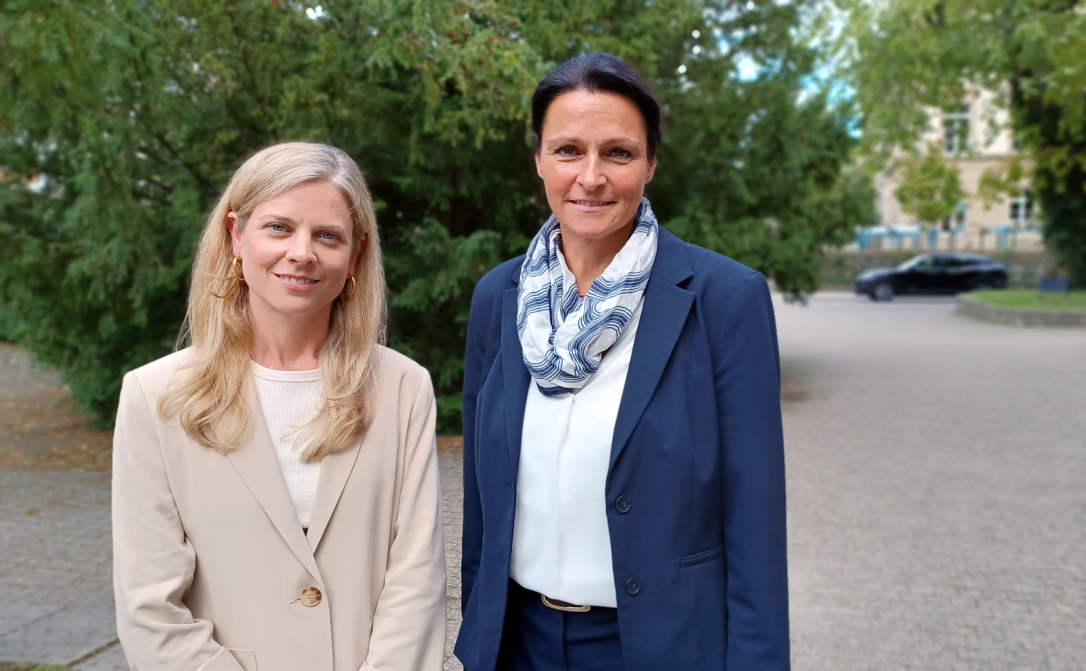 Die Prorektorinnen der PHKA: Prof. Dr. Dorothee Kohl-Dietrich (l.) und Prof. Dr. Annette Worth. Foto: Pädagogische Hochschule Karlsruhe