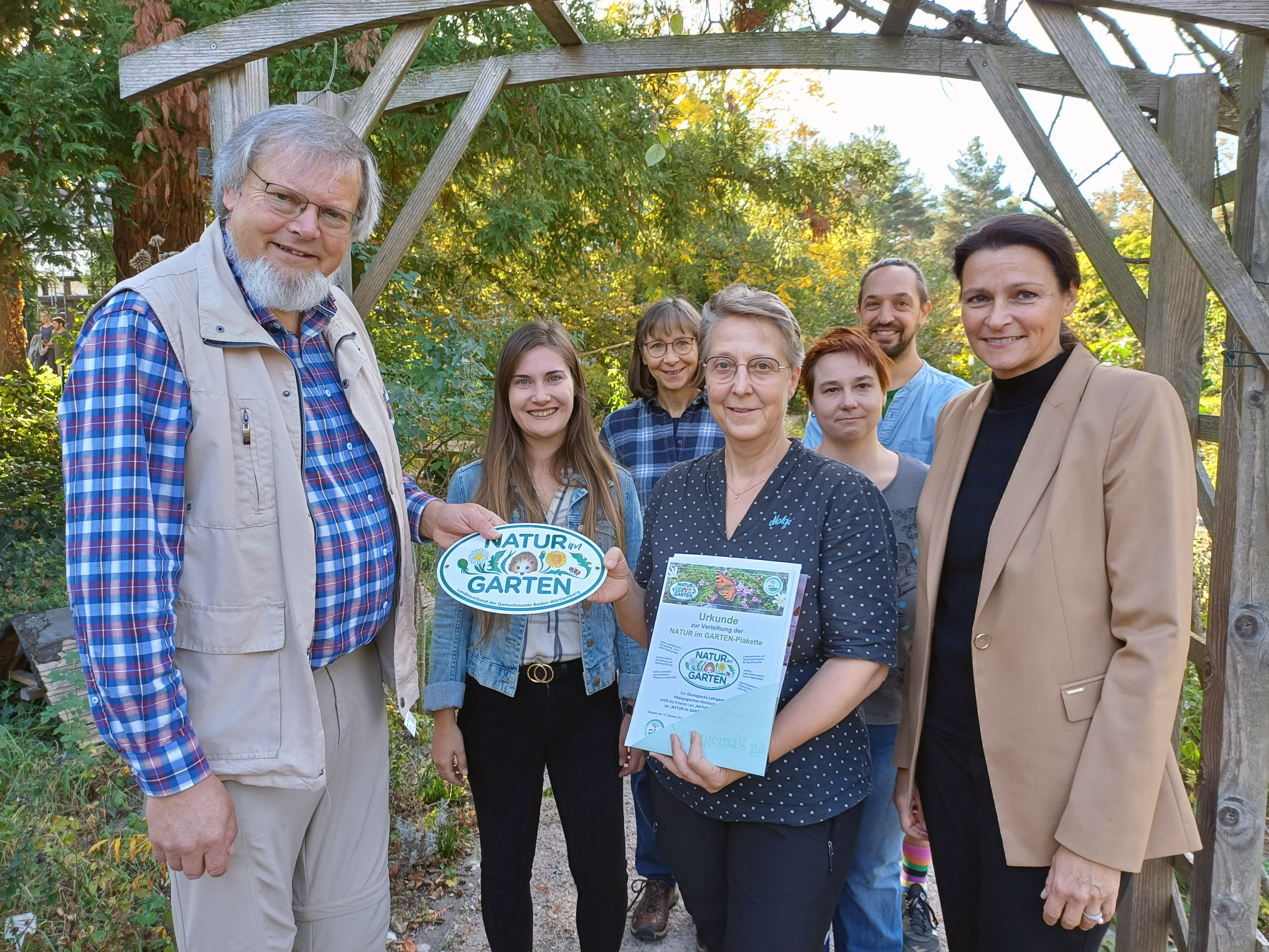„Natur im Garten“: Harald Schäfer (l.) überreichte Prof. Dorothee Benkowitz (M.) Urkunde und Plakette. PHKA-Prorektorin Prof. Annette Worth (r.) gratulierte zur Auszeichnung. Foto: PHKA