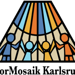 In dem mehrfarbigen fächerartigen Logo sind im unteren Bereich vier singende Menschen symbolisiert, die sich an den Händen halten.