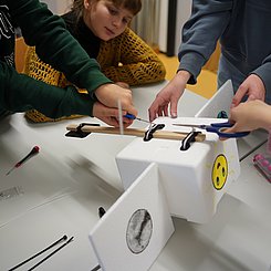 Schülerinnen bauen die Sonde 