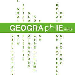 Das Bild zeigt das Logo des Faches Geographie an der Pädagogischen Hochschule Karlsruhe. Der Schriftzug, bei dem für jeden Buchstaben des Wortes Geographie ein passendes Wort im Sinne eines Wortsalates ergänzt wurde, vermittelt die fachliche Schwerpunktsetzung in Karlsruhe: Humangeographie, Sprachenbewusstsein, Mensch-Umwelt-Fragen.