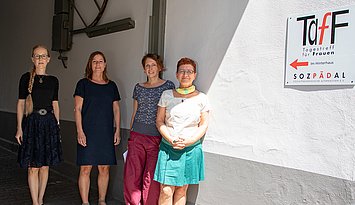 Prof. Dr. Dr. h. c. Claudia Wiepcke (l.) mit Sozialarbeiterinnen und Sozialplanerin Regina Heibrock (2.v.l.) im Tagestreff für Frauen. Foto: David Manherz / Pädagogische Hochschule Karlsruhe