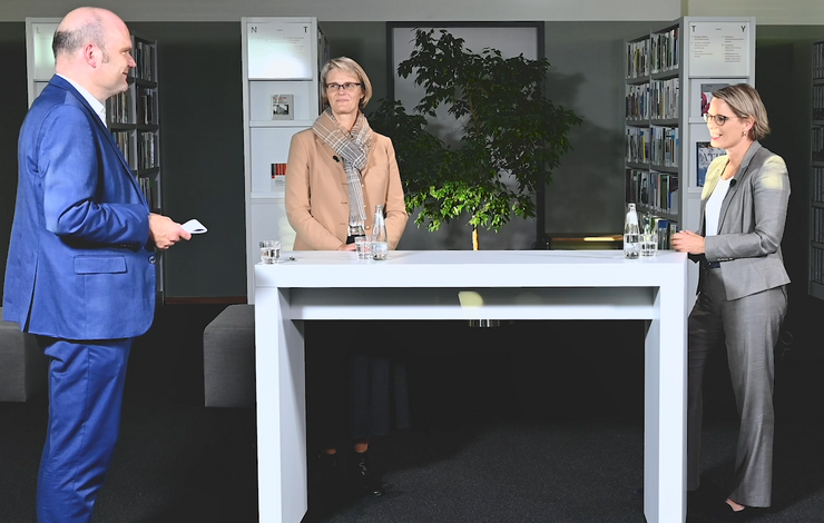 Moderator Jan-Martin Wiarda im Interview mit Bundesbildungsministerin Karliczek und KMK-Präsidentin Hubig (l.). Screenshot: BMBF, P. Fink.