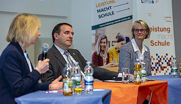 LemaS-Verbundkoordinatorin Prof. Weigand (v.l.) in Diskussion mit KMK-Präsident Prof. Lorz und Bundesbildungsminsterin Karliczek. Foto: Fotografenfamilie Eidens-Holl