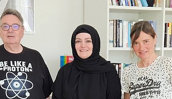 Kübra Yildiz an der PH Karlsruhe mit Rektor Prof. Dr. Klaus Peter Rippe und Dr. Eva Jenny Korneck Kübra Yildiz an der PH Karlsruhe mit Rektor Prof. Dr. Klaus Peter Rippe und Dr. Eva Jenny Korneck