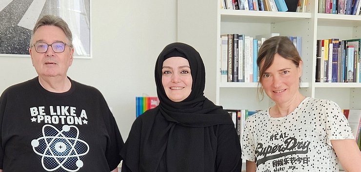 Kübra Yildiz an der PH Karlsruhe mit Rektor Prof. Dr. Klaus Peter Rippe und Dr. Eva Jenny Korneck Kübra Yildiz an der PH Karlsruhe mit Rektor Prof. Dr. Klaus Peter Rippe und Dr. Eva Jenny Korneck