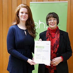 Deutschlandstipendiatin Jacqueline Geng (l.) und Gisela von Renteln (Sparkasse Karlsruhe). Foto: Stefanie Krämer/Pädagogische Hochschule Karlsruhe
