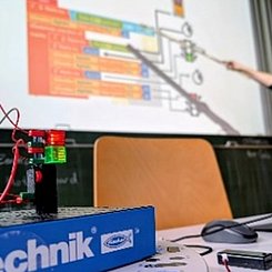 Durchführung eines Kurses zum Thema Programmieren im Kontext von Messen - Steuern - Regeln 