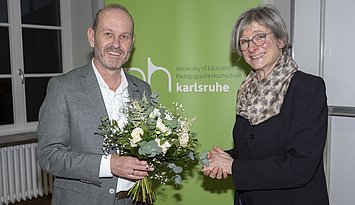 Götz Schwab (l.) zum Rektor der PHKA gewählt: Birgit Neuer, stellvertretende Vorsitzende des PHKA-Hochschulrats, gratuliert zur Wahl. Foto: Gustavo Alàbiso/PHKA