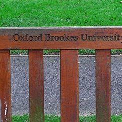 Oxford Brookes University ist auf einer Parkbank eingraviert.