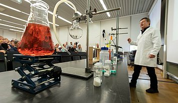 Glasklare Sache: Der Experimentalvortrag von Prof. Dr. Alfred Flint beim „Tag der Naturwissenschaften an Realschulen“. Foto: Tilman Binz / Pädagogische Hochschule Karlsruhe