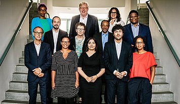 Staatsministerin Reem Alabali-Radovan bei der Veranstaltung "Expertenrat Antirassismus" Expert:innenrat Antirassismus mit Staatsministerin Reem Alabali-Radovan (1. Reihe Mitte) und PHKA-Professorin Mechtild Gomolla (2. Reihe, 2.v.l.) im Bundeskanzleramt. Foto: Integrationsbeauftragte / Coddou