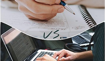 Schreiben 1998 vs 2023 Oben schreibt jemand mit der Hand auf Papier, unten - getrennt durch einne welligen Strich - schreibt jemand auf dem Laptop. Es ist beschriftet mit 1998 vs 2023.