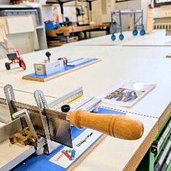 Werkbank in der Kinderwerkstatt als Station für handgeführte Holzarbeiten (Primarstufe)