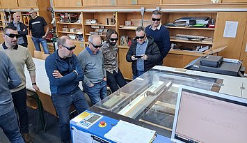 Mitglieder der Seminare für Ausbildung und Fortbildung der Lehrkräfte in Baden-Württemberg nehmen den Laser Cutter in einem der PHKA-Technikfachräume in Augenschein. Foto: Thomas Maier