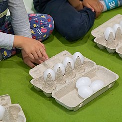 Wie viele Eier sind in der Schachtel? „MiniMa als Wegbereiter“ bietet Kindern u.a. Lernchancen bei der strukturnutzenden Anzahlbestimmung. Foto: Roxane Fijean/Pädagogische Hochschule Karlsruhe