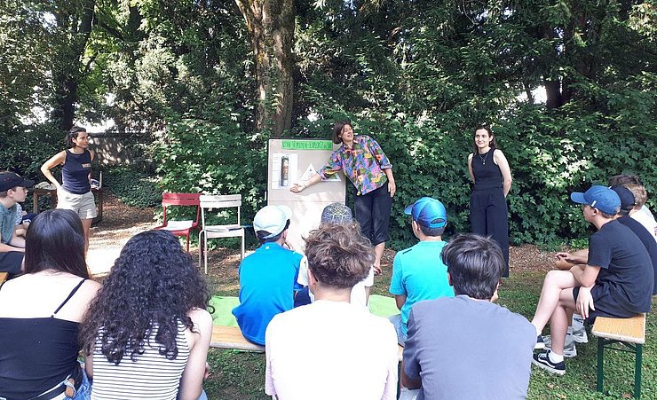 Boden erforschen: PHKA-Studentinnen führten Workshops für französische Schüler:innen im Garten des Goethe-Instituts Nancy durch. Foto: Nicola Block
