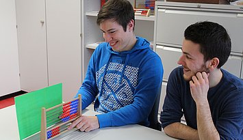 Auch Studierende sind in die Arbeit der Beratungsstelle Rechenstörungen eingebunden. Foto: Pädagogische Hochschule Karlsruhe
