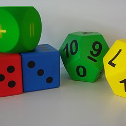 Bild mit verschiedenen bunten großen Schaumstoffwürfeln.