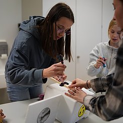 Schülerin baut die Sonde 