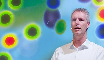 Bubble Tea-Bällchen: Prof. Dr. Matthias Ducci setzt in den Alginat-Kugeln chemische Reaktion spektakulär in Szene. Foto: Chemie.BW