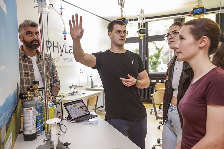 Wie nimmt Kohlendioxid Wärmestrahlung auf? Versuchsaufbau im PHKA-Lehr-Lern-Labor Physik. Foto: Fabry/PHKA