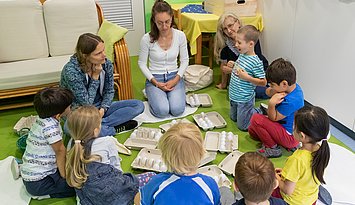 MiniMa als Wegbereiter: Zwei Tutorinnen der Pädagogischen Hochschule Karlsruhe (l. und M.) in der Kita Märchenwald in Stutensee. Foto: Roxane Fijean/Pädagogische Hochschule Karlsruhe
