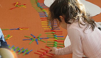 Im Tätigsein mathematische Zusammenhänge entdecken. Foto: MachmitWerkstatt MiniMa