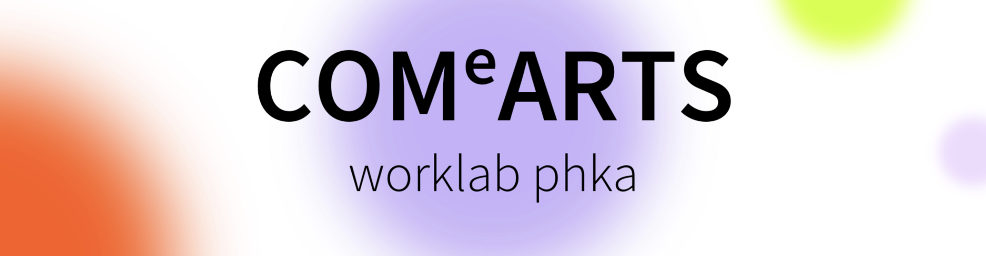 Logo des COMeARTS worklab phka. In der Mitte steht der Schriftzug ‚COMeARTS‘ in schwarzer Großschrift, das kleine ‚e‘ ist hochgestellt. Darunter befindet sich der Text ‚worklab phka‘ in kleiner, dünner Schrift. Der Hintergrund ist weiß mit mehreren großen, weich verlaufenden Farbflecken: ein orangefarbener Fleck unten links, ein violetter Fleck in der Mitte hinter dem Text, ein neongelber Fleck oben rechts und ein kleiner lavendelfarbener Fleck rechts.