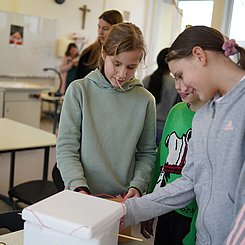 Schülerinnen die ihre Sonde bauen