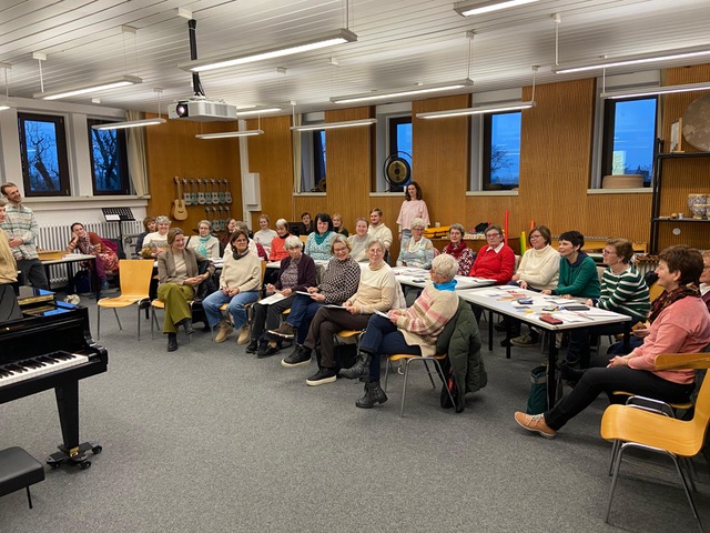 Senior:innen singen mit Studierenden